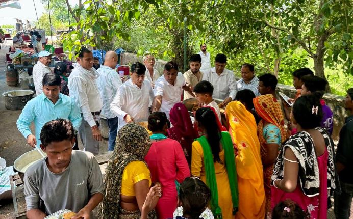 Bharatiya Kisan Union Forum continuously providing food to flood victims