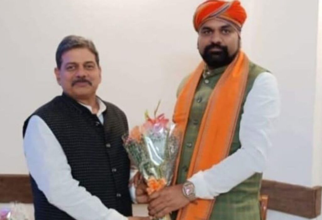 सीएम सम्राट चौधर और भाजपा के वरिष्ठ नेता श्रवण चौधरी बधाई देते हुए